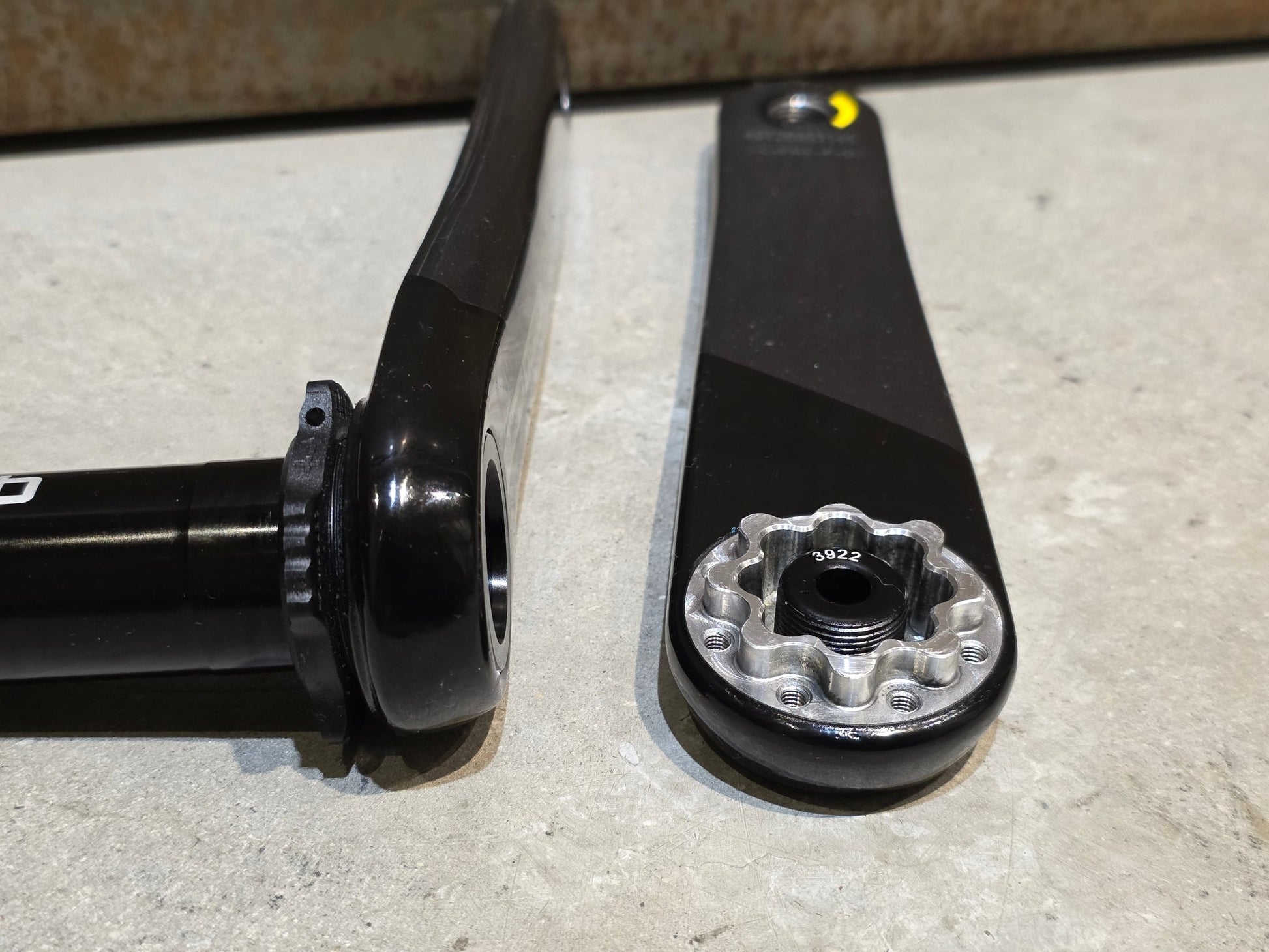 Kurbel von Sram, SRAM FORCE AXS KURBELARME MY24 DUB 8 - BOLT 175MM in variant_title vor USEDBIKES - OB.DE Hintergrund