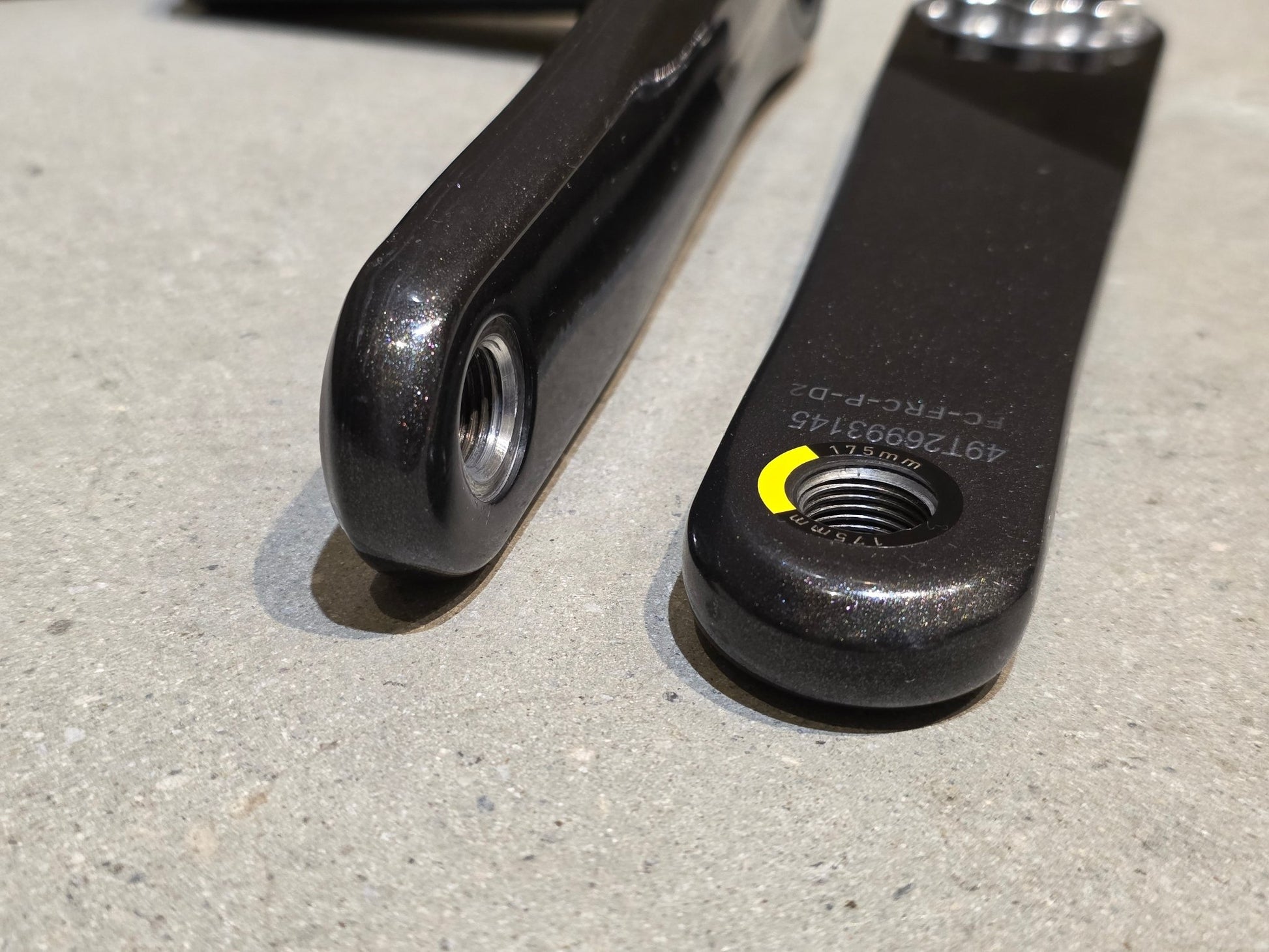 Kurbel von Sram, SRAM FORCE AXS KURBELARME MY24 DUB 8 - BOLT 175MM in variant_title vor USEDBIKES - OB.DE Hintergrund