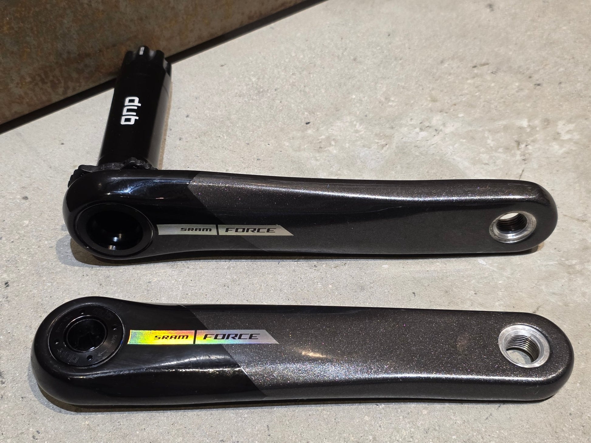 Kurbel von Sram, SRAM FORCE AXS KURBELARME MY24 DUB 8 - BOLT 175MM in variant_title vor USEDBIKES - OB.DE Hintergrund