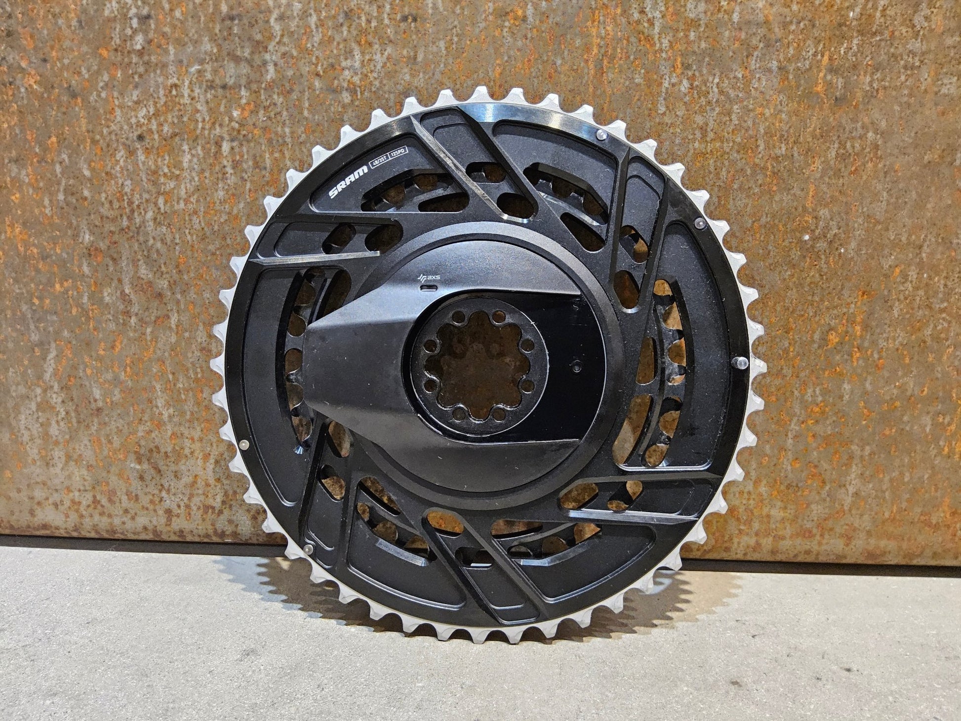 Powermeter von Sram, SRAM FORCE AXS POWERMETER E1 KIT THREAD MOUNT SPIDER 2X12 48/35 ZÄHNE vor USEDBIKES - OB.DE Hintergrund