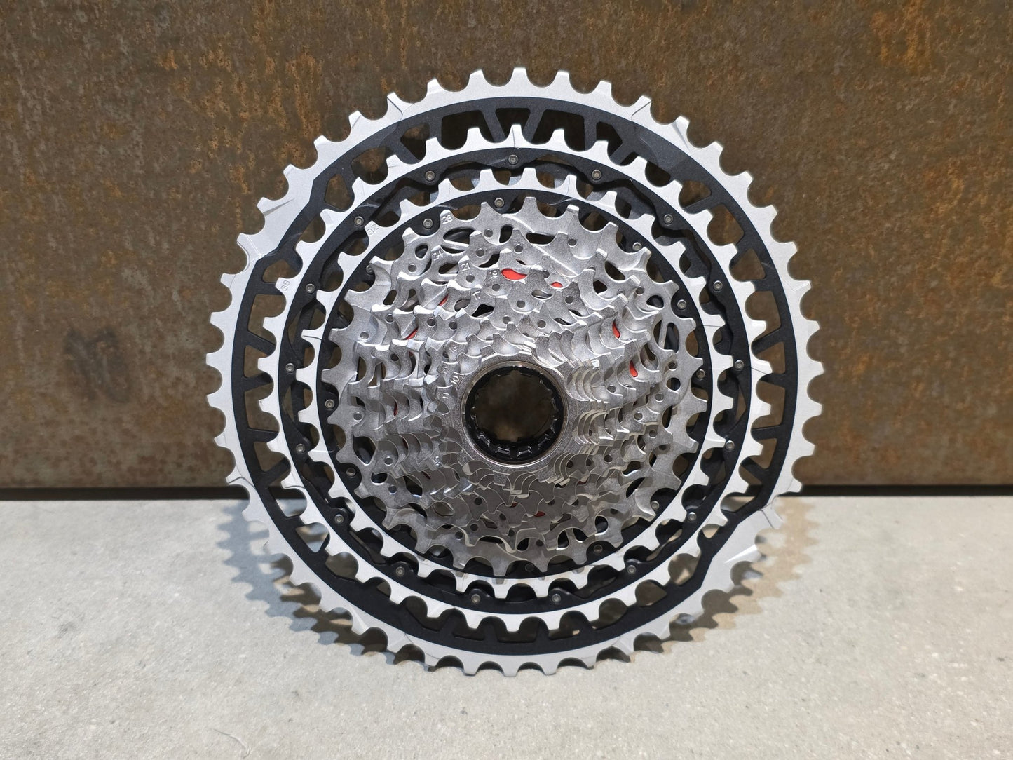 Kassette & Zahnkränze von Sram, SRAM FORCE AXS XPLR XG 1371 KASSETTE 13 FACH 10 - 46 ZÄHNE vor USEDBIKES - OB.DE Hintergrund