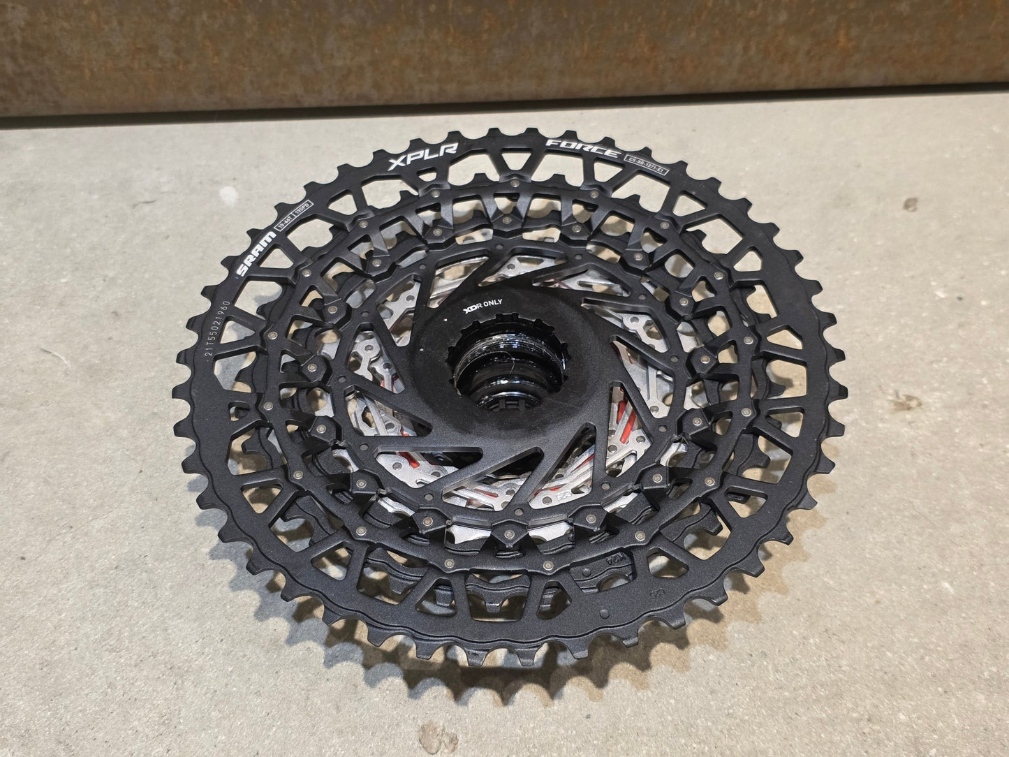 Kassette & Zahnkränze von Sram, SRAM FORCE AXS XPLR XG 1371 KASSETTE 13 FACH 10 - 46 ZÄHNE vor USEDBIKES - OB.DE Hintergrund