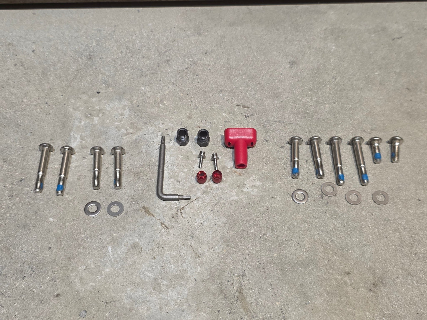Brems - / Schalthebel von Sram, SRAM FORCE D2 AXS HRD AXS BREMS - / SCHALTHEBEL DISC / SET vor USEDBIKES - OB.DE Hintergrund