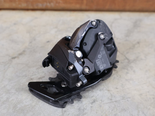 Schaltungsteile von Sram, SRAM FORCE ETAP AXS D1 SCHALTWERK / 12 - FACH / ROAD / MAX 33 ZÄHNE / LUNAR GREY vor USEDBIKES - OB.DE Hintergrund