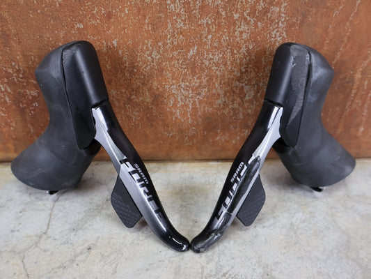 Brems - / Schalthebel von Sram, SRAM FORCE ETAP AXS SCHALT - /BREMSHEBEL SET D1 / 12 - FACH – DISC – CARBON – VORNE & HINTEN vor USEDBIKES - OB.DE Hintergrund