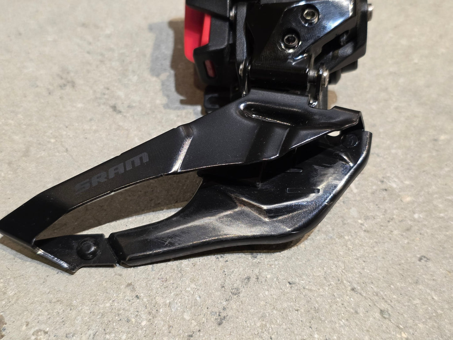 Schaltungsteile von Sram, SRAM FORCE ETAP AXS UMWERFER MY24 12 FACH in variant_title vor USEDBIKES - OB.DE Hintergrund