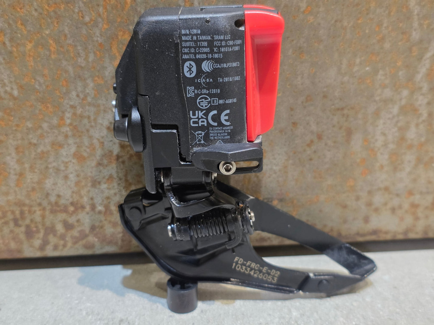 Schaltungsteile von Sram, SRAM FORCE ETAP AXS UMWERFER MY24 12 FACH in variant_title vor USEDBIKES - OB.DE Hintergrund