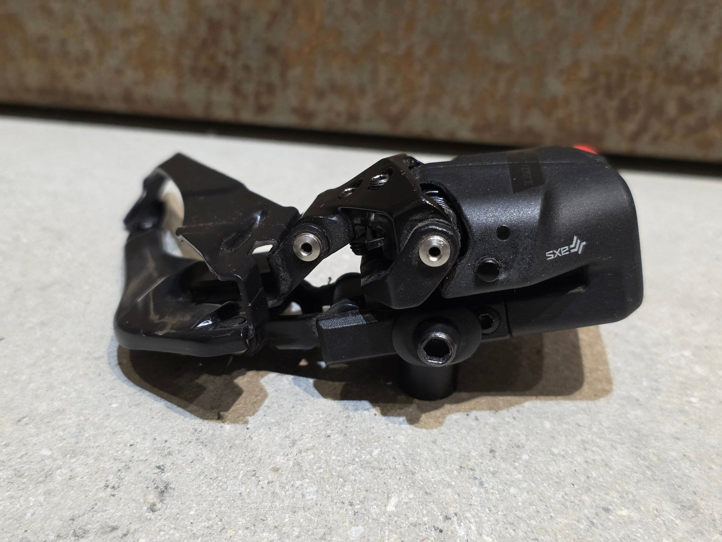 Schaltungsteile von Sram, SRAM FORCE ETAP AXS UMWERFER MY24 12 FACH in variant_title vor USEDBIKES - OB.DE Hintergrund