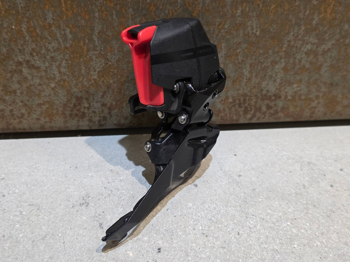 Schaltungsteile von Sram, SRAM FORCE ETAP AXS UMWERFER MY24 12 FACH in variant_title vor USEDBIKES - OB.DE Hintergrund