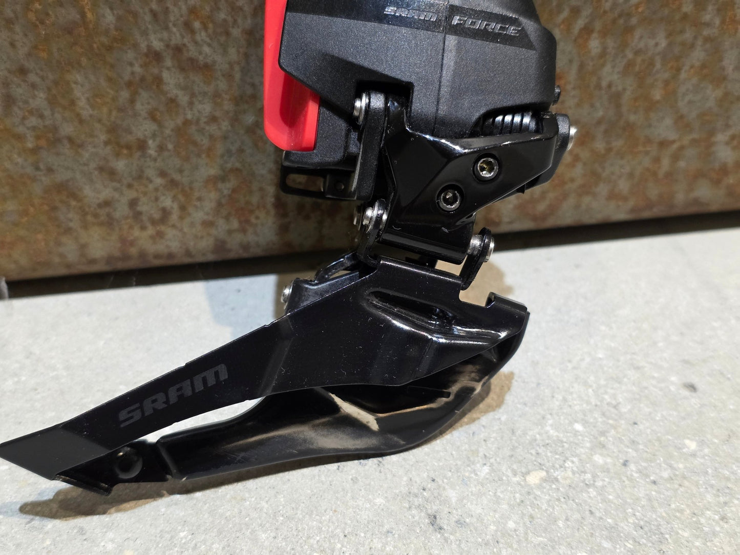 Schaltungsteile von Sram, SRAM FORCE ETAP AXS UMWERFER MY24 12 FACH in variant_title vor USEDBIKES - OB.DE Hintergrund