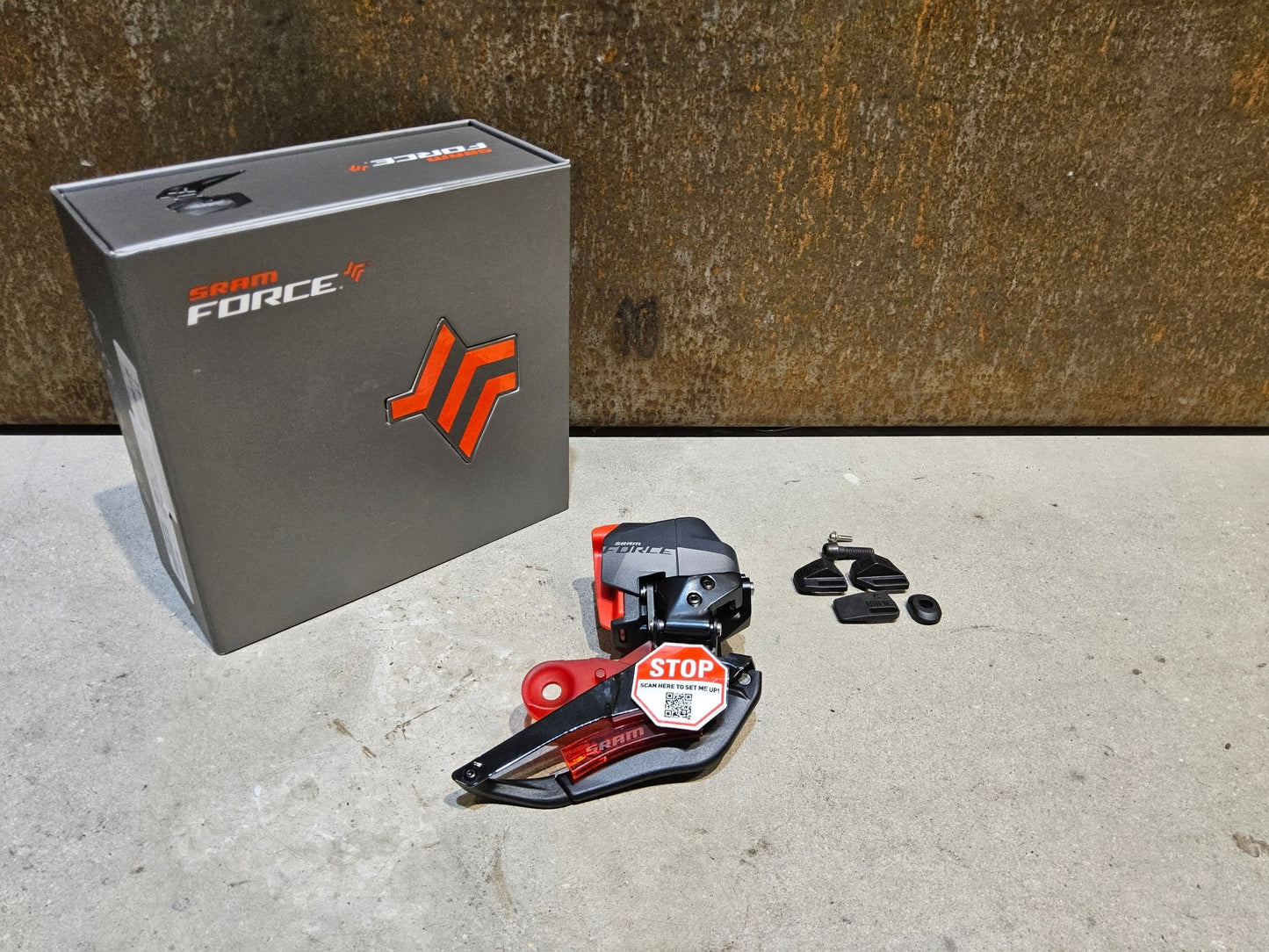 Schaltungsteile von Sram, SRAM FORCE ETAP AXS WIDE UMWERFER D1 12 FACH vor USEDBIKES - OB.DE Hintergrund