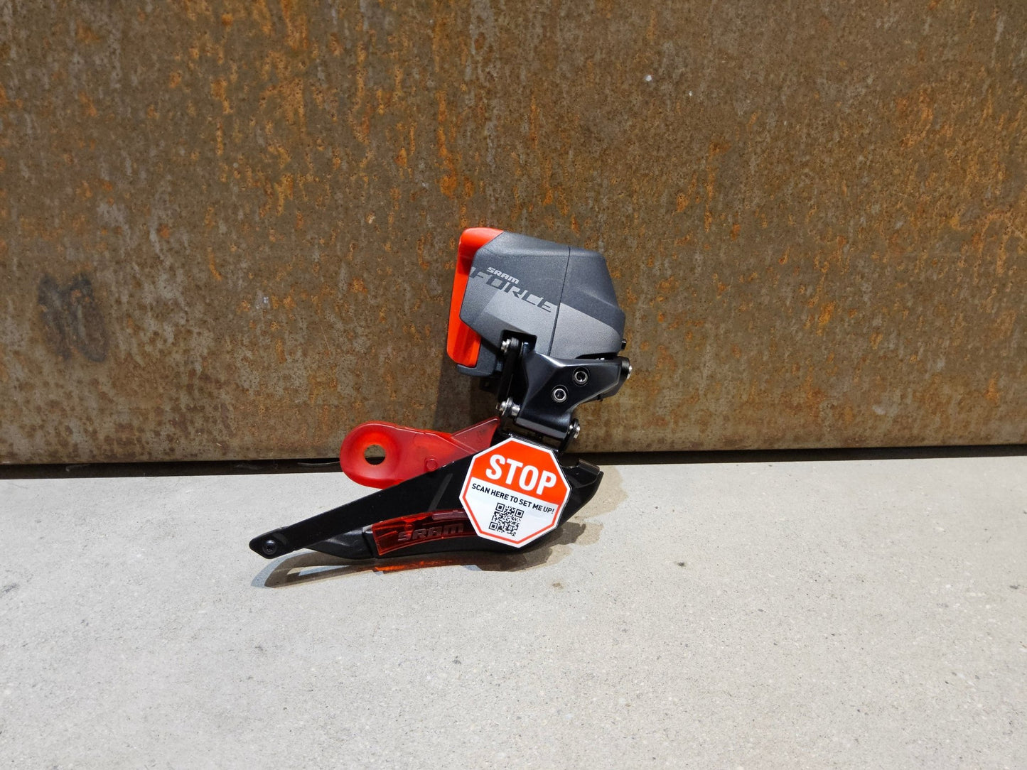 Schaltungsteile von Sram, SRAM FORCE ETAP AXS WIDE UMWERFER D1 12 FACH vor USEDBIKES - OB.DE Hintergrund