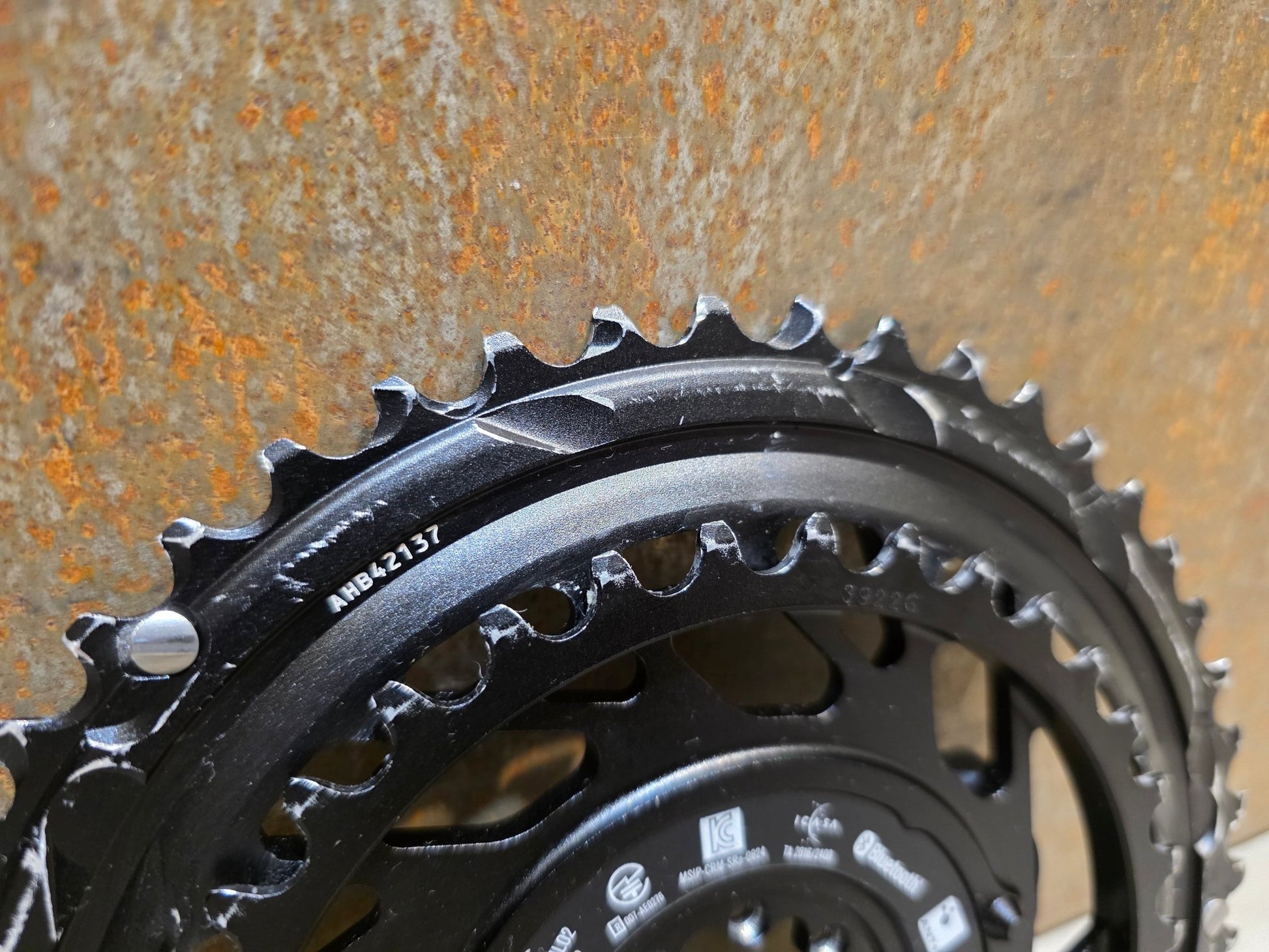 Kettenblatt von Sram, SRAM FORCE QUARQ AXS POWERMETER KIT 8 - BOLT SPIDER 2X12 48/35 ZÄHNE in variant_title vor USEDBIKES - OB.DE Hintergrund