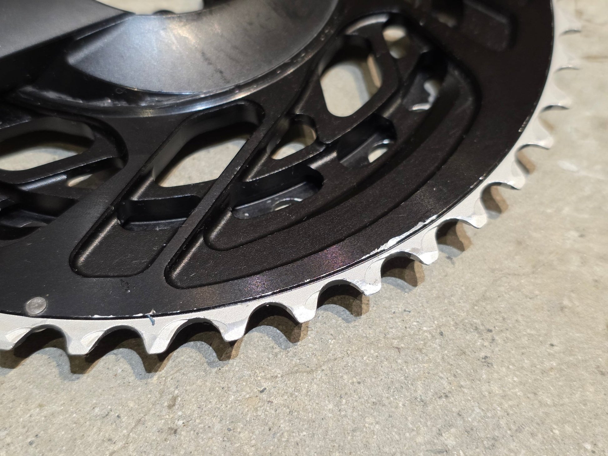 Kettenblatt von Sram, SRAM FORCE QUARQ AXS POWERMETER KIT 8 - BOLT SPIDER 2X12 48/35 ZÄHNE in variant_title vor USEDBIKES - OB.DE Hintergrund