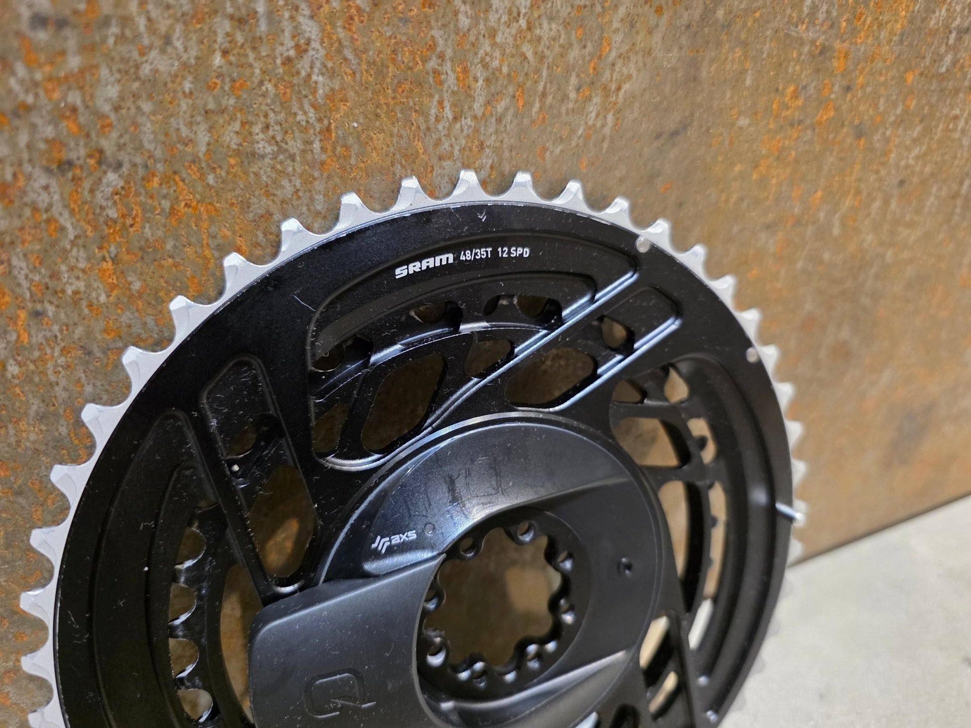 Kettenblatt von Sram, SRAM FORCE QUARQ AXS POWERMETER KIT 8 - BOLT SPIDER 2X12 48/35 ZÄHNE in variant_title vor USEDBIKES - OB.DE Hintergrund