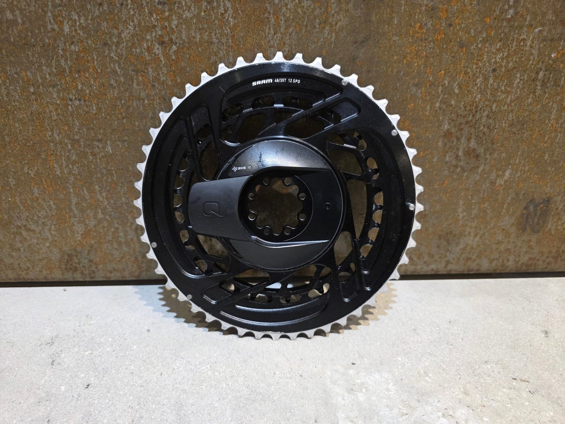 Kettenblatt von Sram, SRAM FORCE QUARQ AXS POWERMETER KIT 8 - BOLT SPIDER 2X12 48/35 ZÄHNE in variant_title vor USEDBIKES - OB.DE Hintergrund