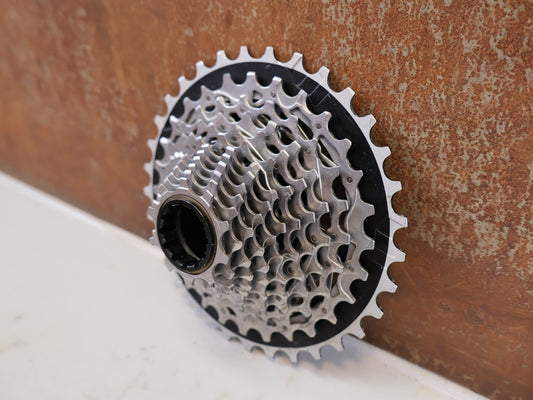 Kassette & Zahnkränze von Sram, SRAM FORCE XG-1270 E1 KASSETTE 12-FACH 10-33T vor USEDBIKES-OB.DE Hintergrund