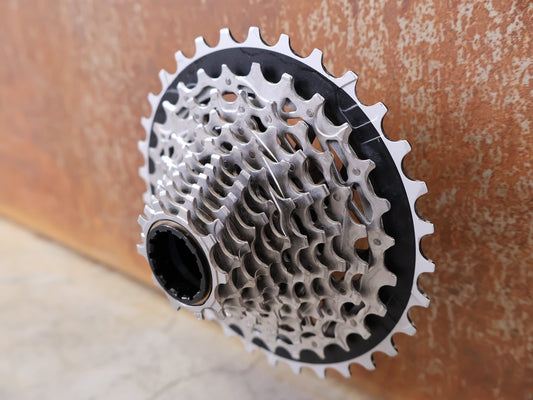 Kassette & Zahnkränze von Sram, SRAM FORCE XG 1270 E1 KASSETTE ZAHNKRANZ 10 - 33 ZÄHNE vor USEDBIKES - OB.DE Hintergrund