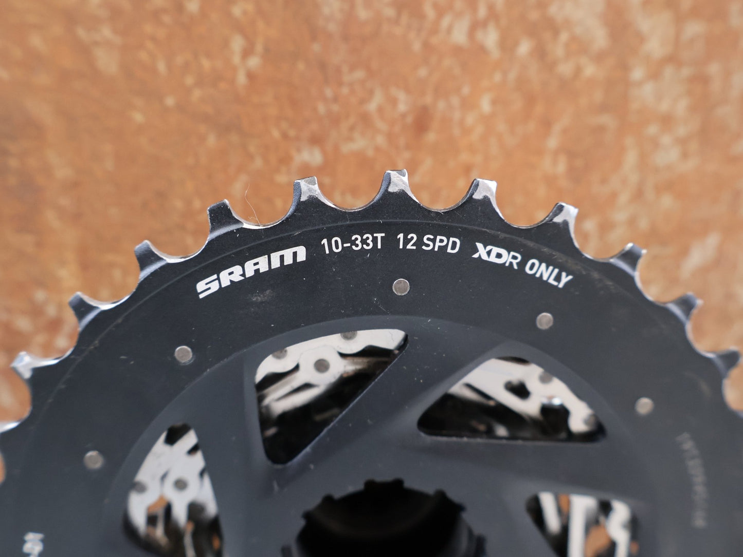 Kassette & Zahnkränze von Sram, SRAM FORCE XG-1270 KASSETTE / 12-FACH RENNRAD / 10-33 ZÄHNE X-RANGE DRIVER vor USEDBIKES-OB.DE Hintergrund