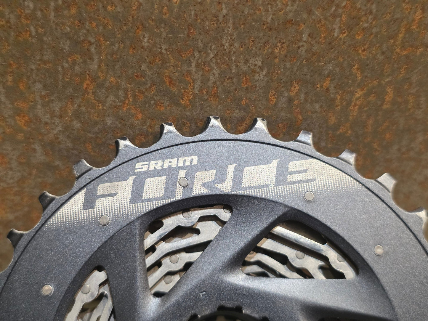Kassette & Zahnkränze von Sram, SRAM FORCE XG 1270 KASSETTE ZAHNKRANZ 10 - 33 ZÄHNE vor USEDBIKES - OB.DE Hintergrund