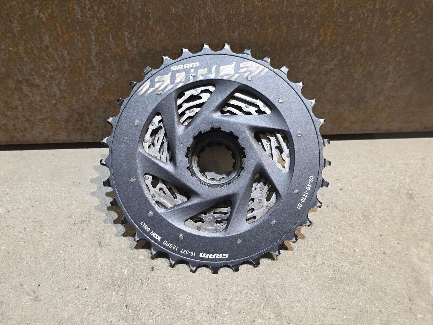 Kassette & Zahnkränze von Sram, SRAM FORCE XG 1270 KASSETTE ZAHNKRANZ 10 - 33 ZÄHNE vor USEDBIKES - OB.DE Hintergrund