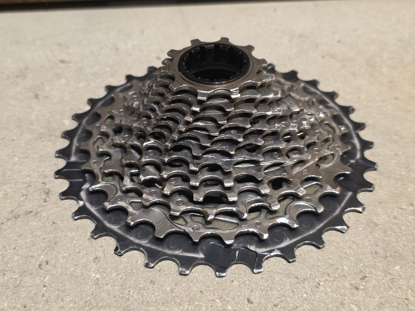 Kassette & Zahnkränze von Sram, SRAM FORCE XG 1270 KASSETTE ZAHNKRANZ 10 - 33 ZÄHNE vor USEDBIKES - OB.DE Hintergrund