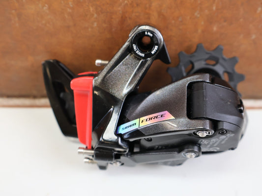 Schaltungsteile von Sram, SRAM FORCE XPLR AXS SCHALTWERK 12-FACH MAX 44Z GRAVEL vor USEDBIKES-OB.DE Hintergrund