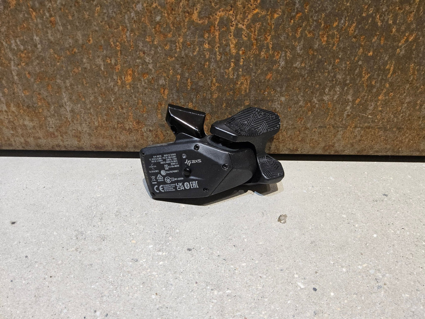 Schaltungsteile von Sram, SRAM GX EAGLE AXS CONTROLLER SCHALTHEBEL 12 FACH / ROCKER PADDLE vor USEDBIKES - OB.DE Hintergrund
