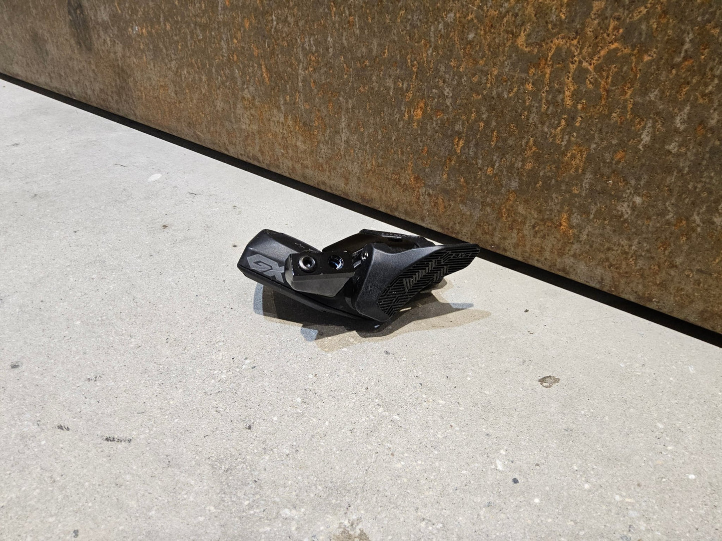 Schaltungsteile von Sram, SRAM GX EAGLE AXS CONTROLLER SCHALTHEBEL 12 FACH / ROCKER PADDLE vor USEDBIKES - OB.DE Hintergrund