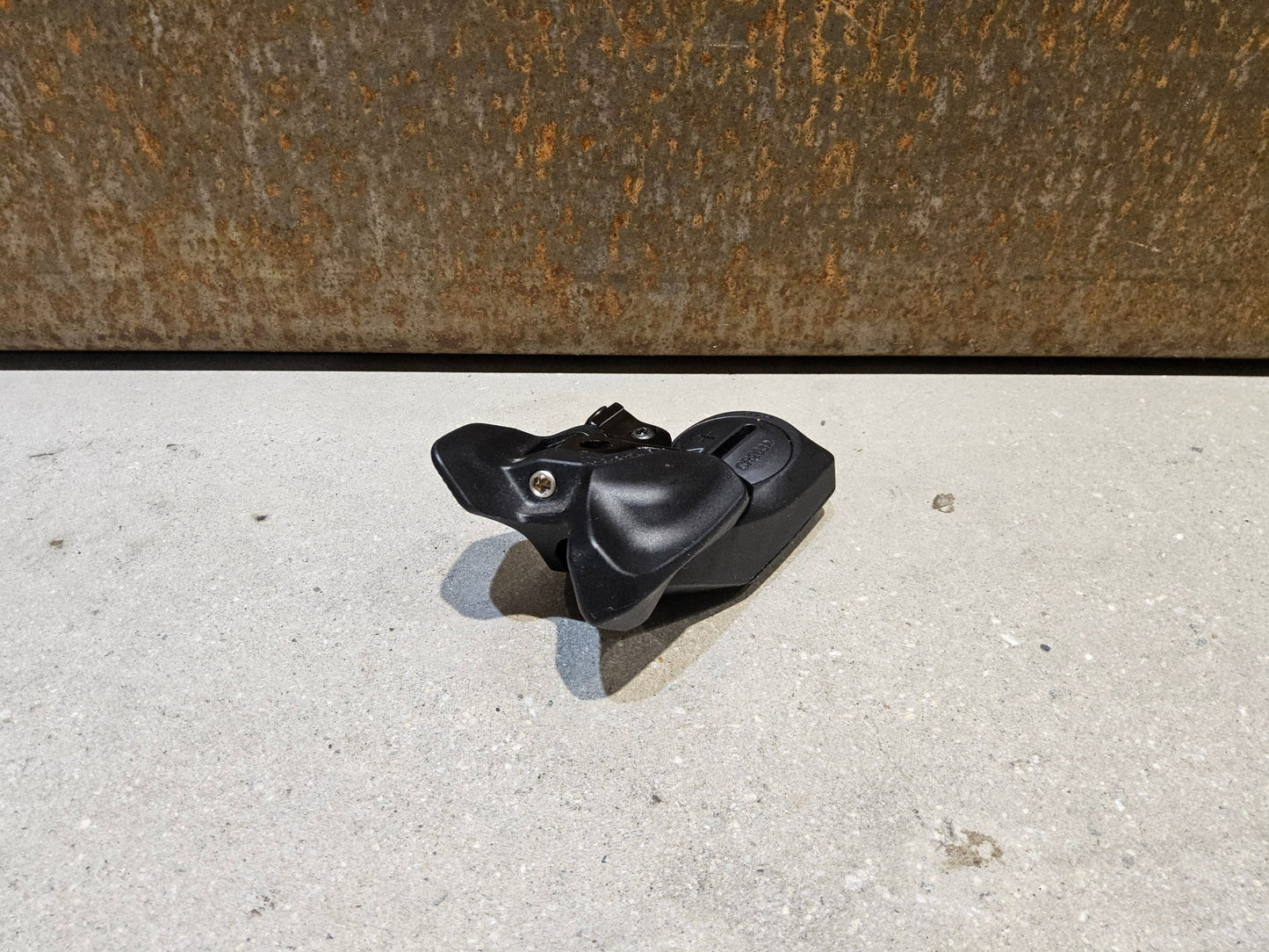 Schaltungsteile von Sram, SRAM GX EAGLE AXS CONTROLLER SCHALTHEBEL 12 FACH / ROCKER PADDLE vor USEDBIKES - OB.DE Hintergrund