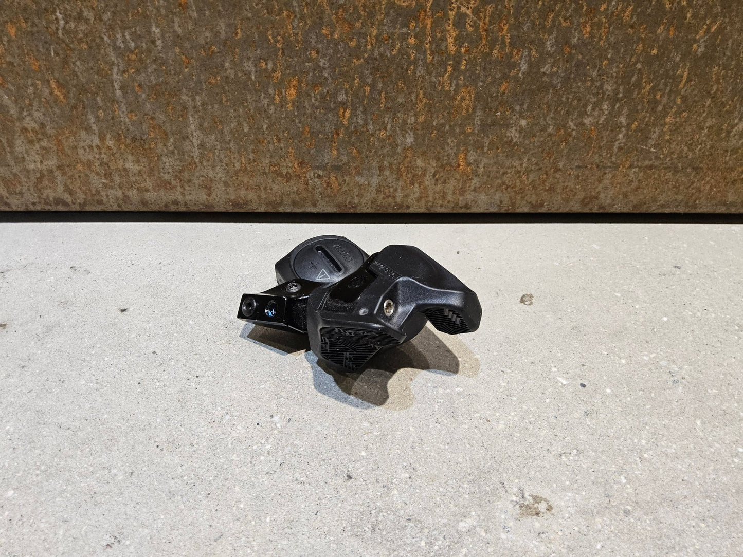 Schaltungsteile von Sram, SRAM GX EAGLE AXS CONTROLLER SCHALTHEBEL 12 FACH / ROCKER PADDLE vor USEDBIKES - OB.DE Hintergrund