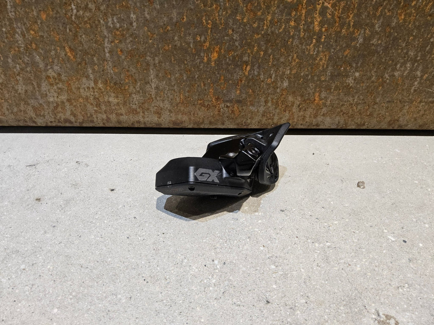 Schaltungsteile von Sram, SRAM GX EAGLE AXS CONTROLLER SCHALTHEBEL 12 FACH vor USEDBIKES - OB.DE Hintergrund