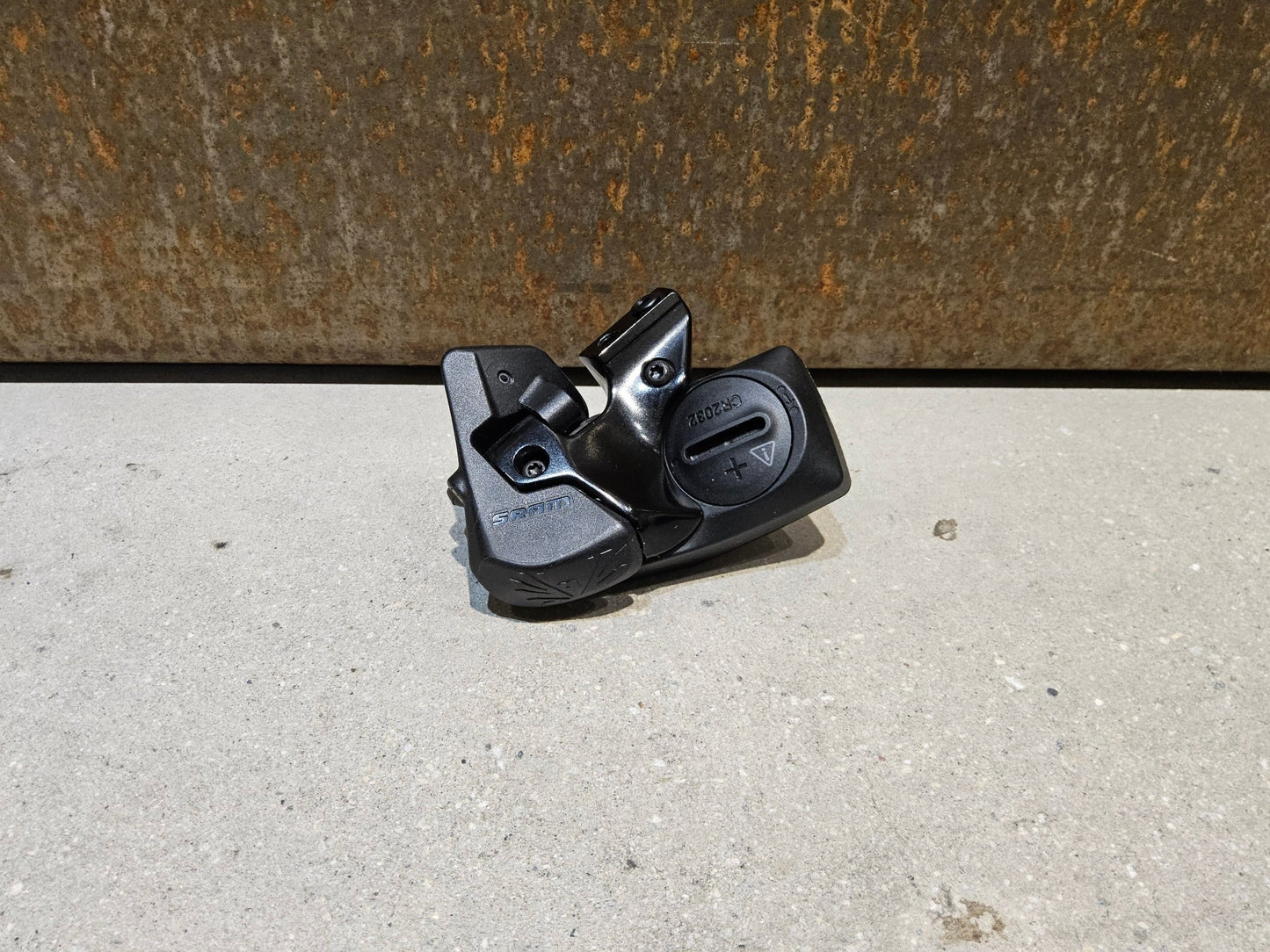 Schaltungsteile von Sram, SRAM GX EAGLE AXS CONTROLLER SCHALTHEBEL 12 FACH vor USEDBIKES - OB.DE Hintergrund
