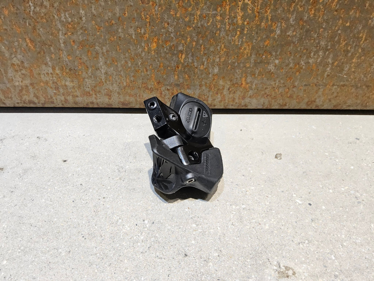 Schaltungsteile von Sram, SRAM GX EAGLE AXS CONTROLLER SCHALTHEBEL 12 FACH vor USEDBIKES - OB.DE Hintergrund