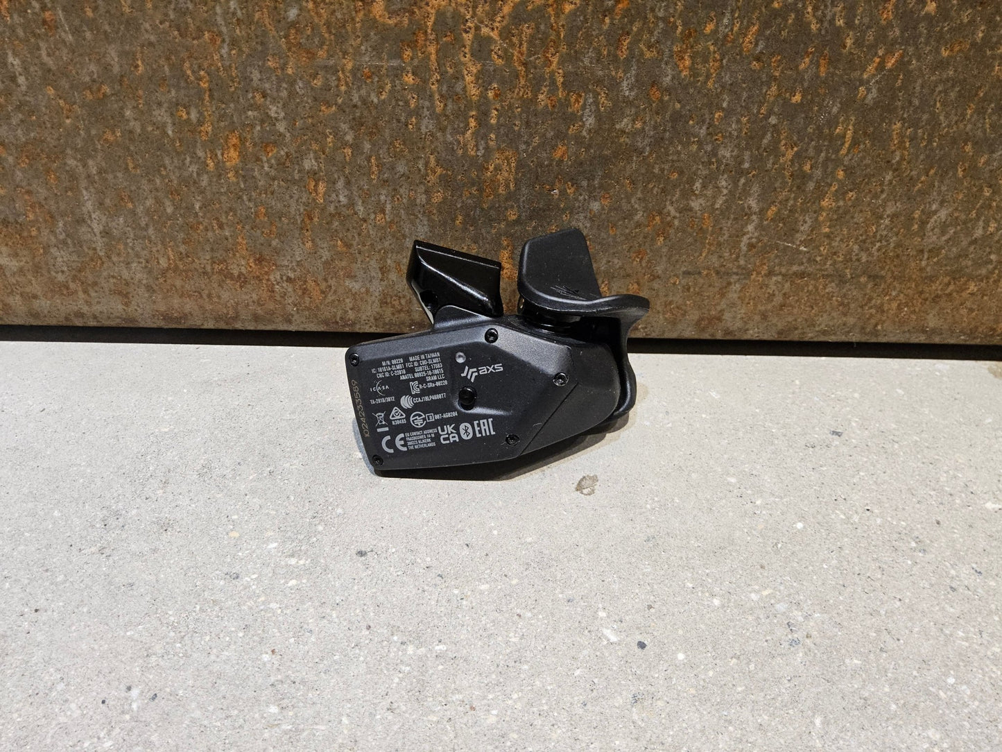 Schaltungsteile von Sram, SRAM GX EAGLE AXS CONTROLLER SCHALTHEBEL 12 FACH vor USEDBIKES - OB.DE Hintergrund