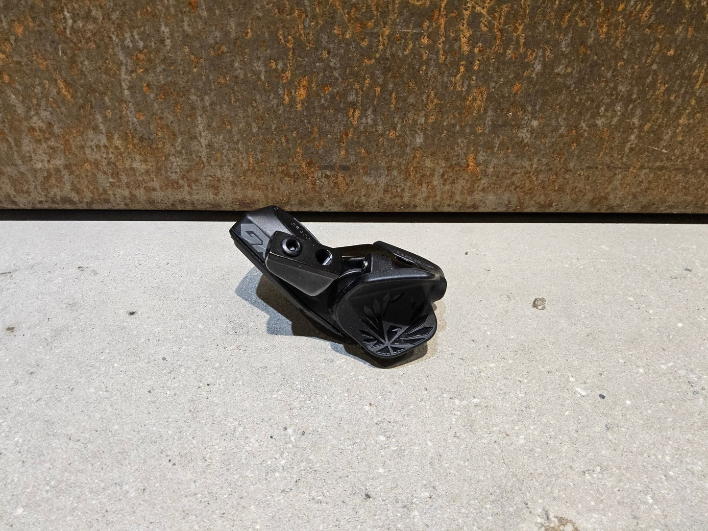 Schaltungsteile von Sram, SRAM GX EAGLE AXS CONTROLLER SCHALTHEBEL 12 FACH vor USEDBIKES - OB.DE Hintergrund
