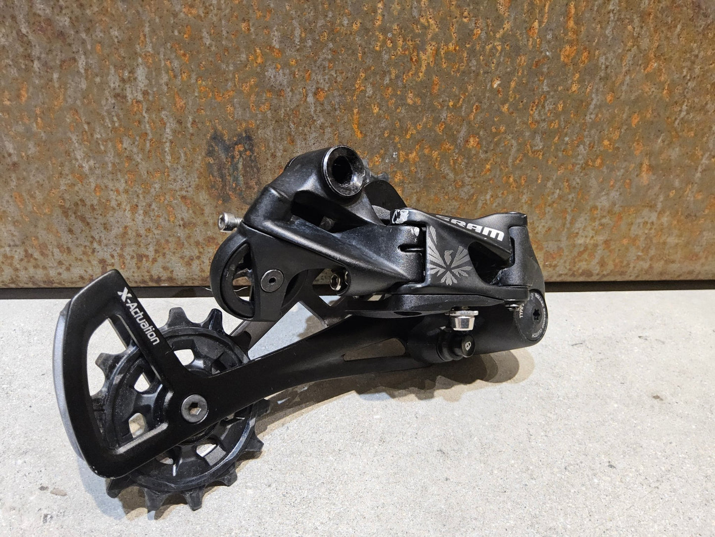 Schaltungsteile von Sram, SRAM GX EAGLE SCHALTWERK 12 FACH / MAX. 50 ZÄHNE vor USEDBIKES - OB.DE Hintergrund