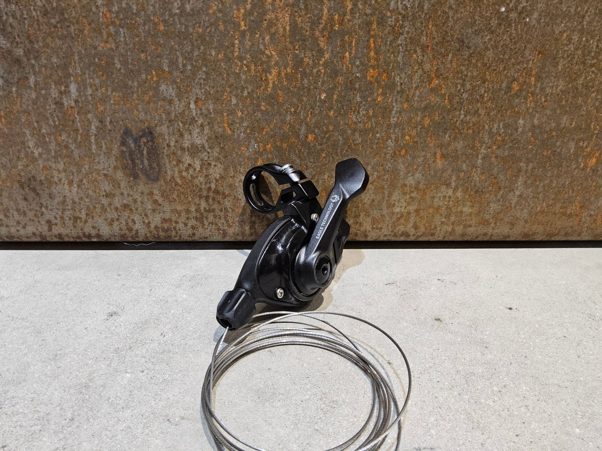 Schaltungsteile von Sram, SRAM GX EAGLE TRIGGER SCHALTHEBEL 12 FACH vor USEDBIKES - OB.DE Hintergrund