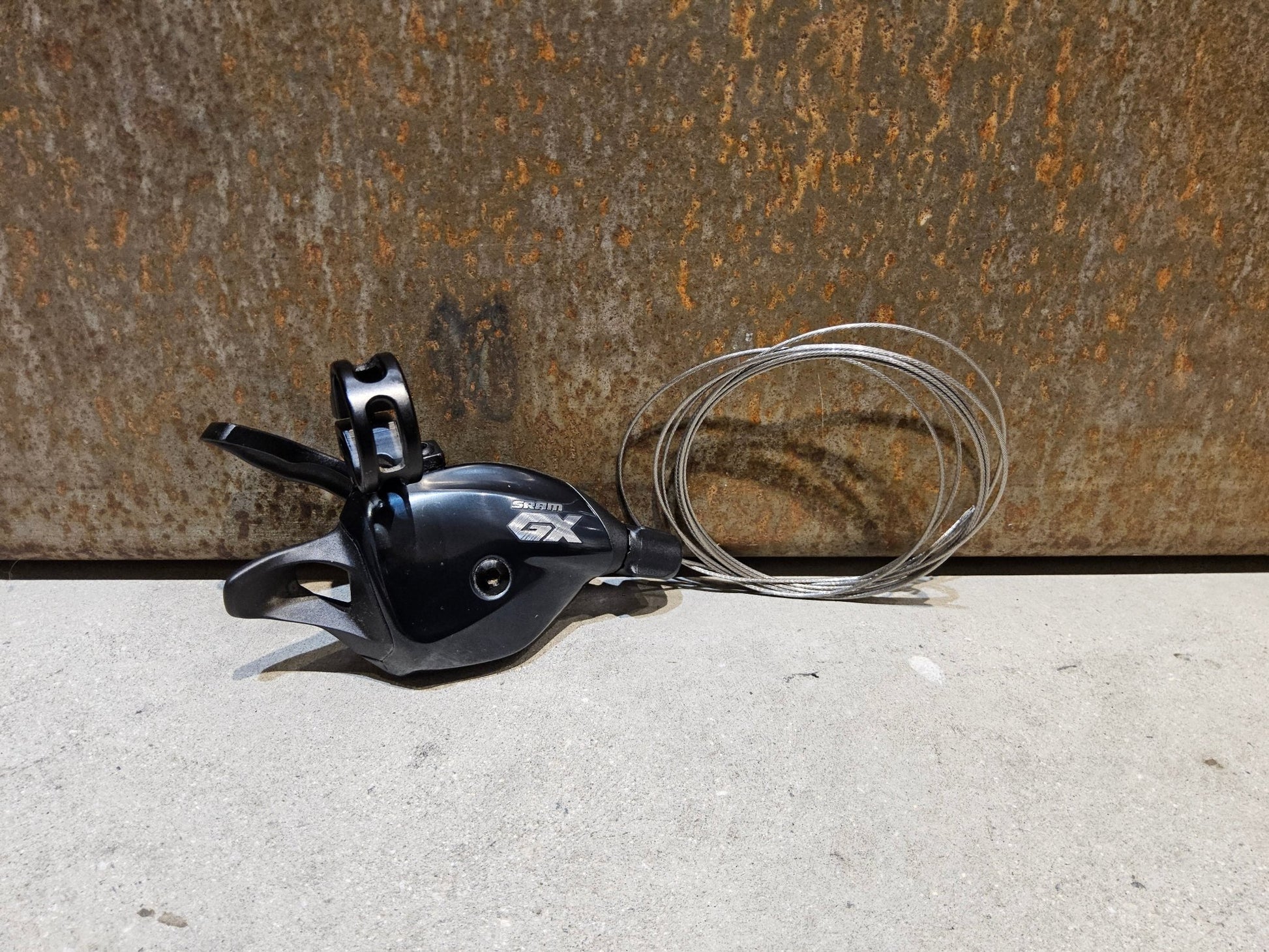 Schaltungsteile von Sram, SRAM GX EAGLE TRIGGER SCHALTHEBEL 12 FACH vor USEDBIKES - OB.DE Hintergrund