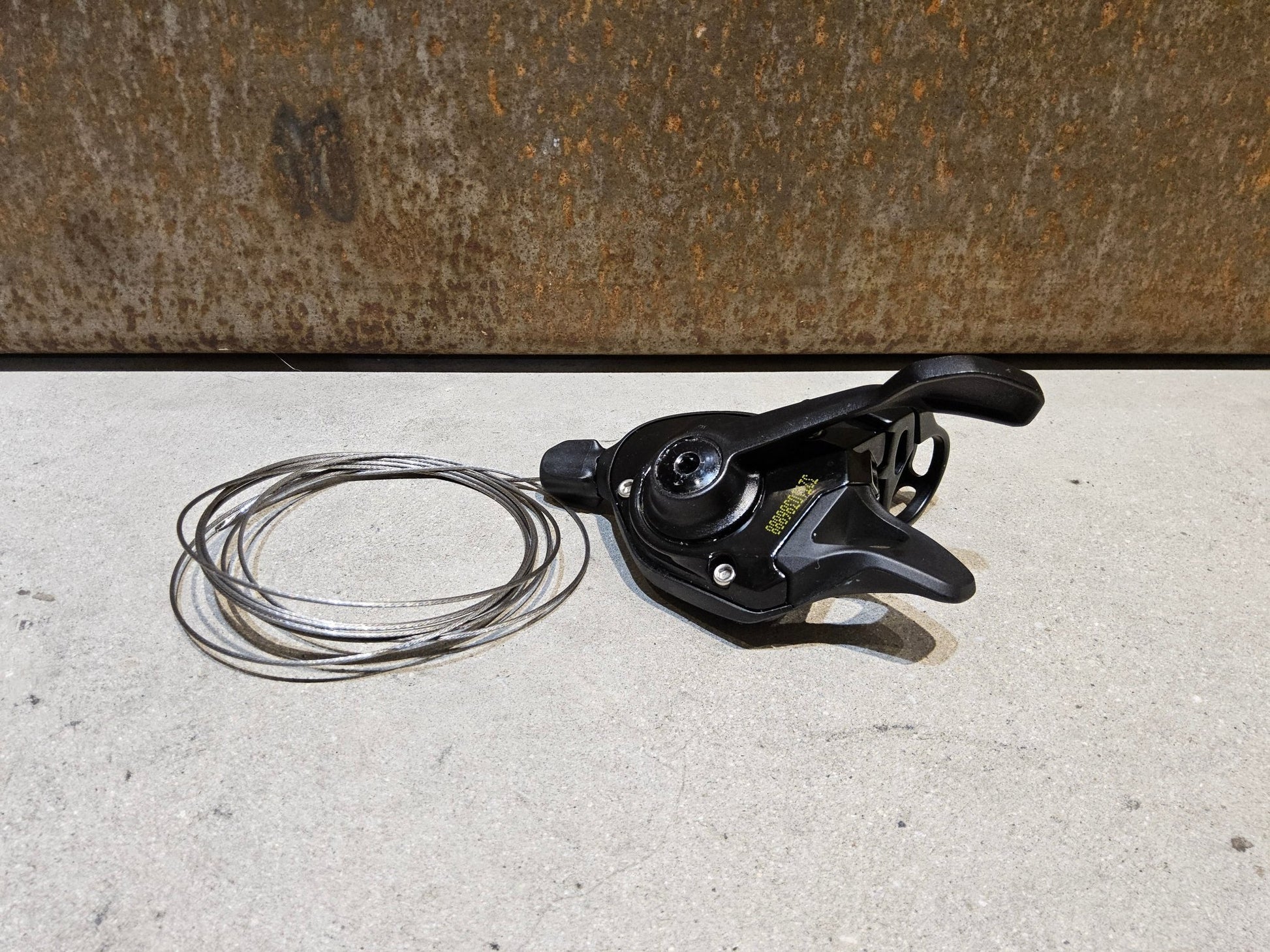 Schaltungsteile von Sram, SRAM GX EAGLE TRIGGER SCHALTHEBEL 12 FACH vor USEDBIKES - OB.DE Hintergrund