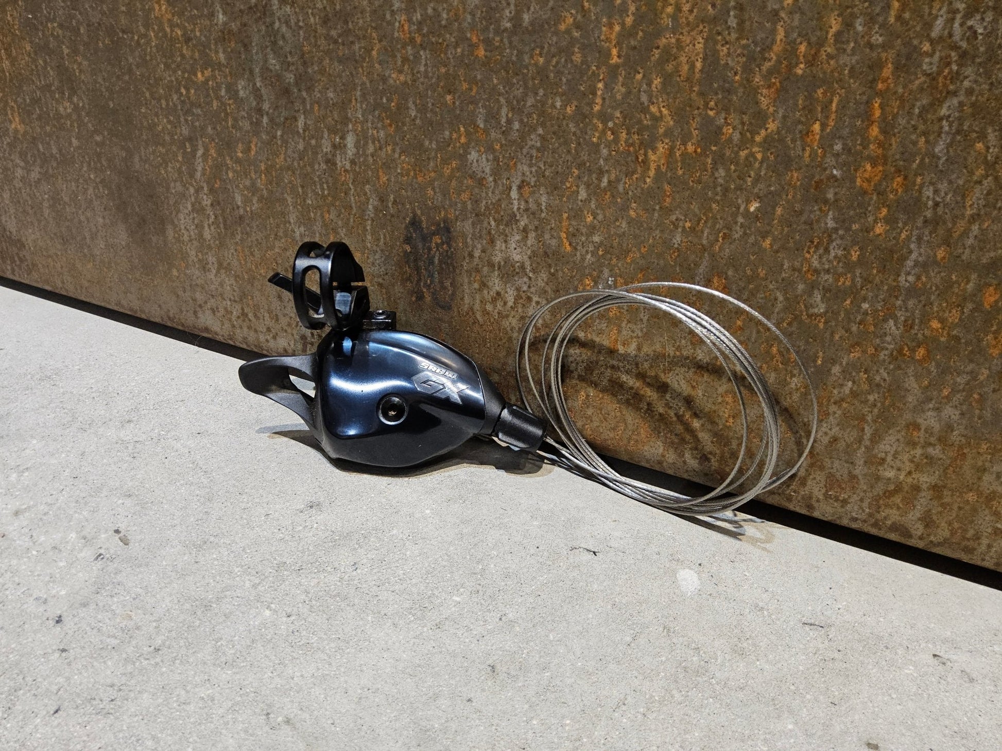 Schaltungsteile von Sram, SRAM GX EAGLE TRIGGER SCHALTHEBEL 12 FACH vor USEDBIKES - OB.DE Hintergrund