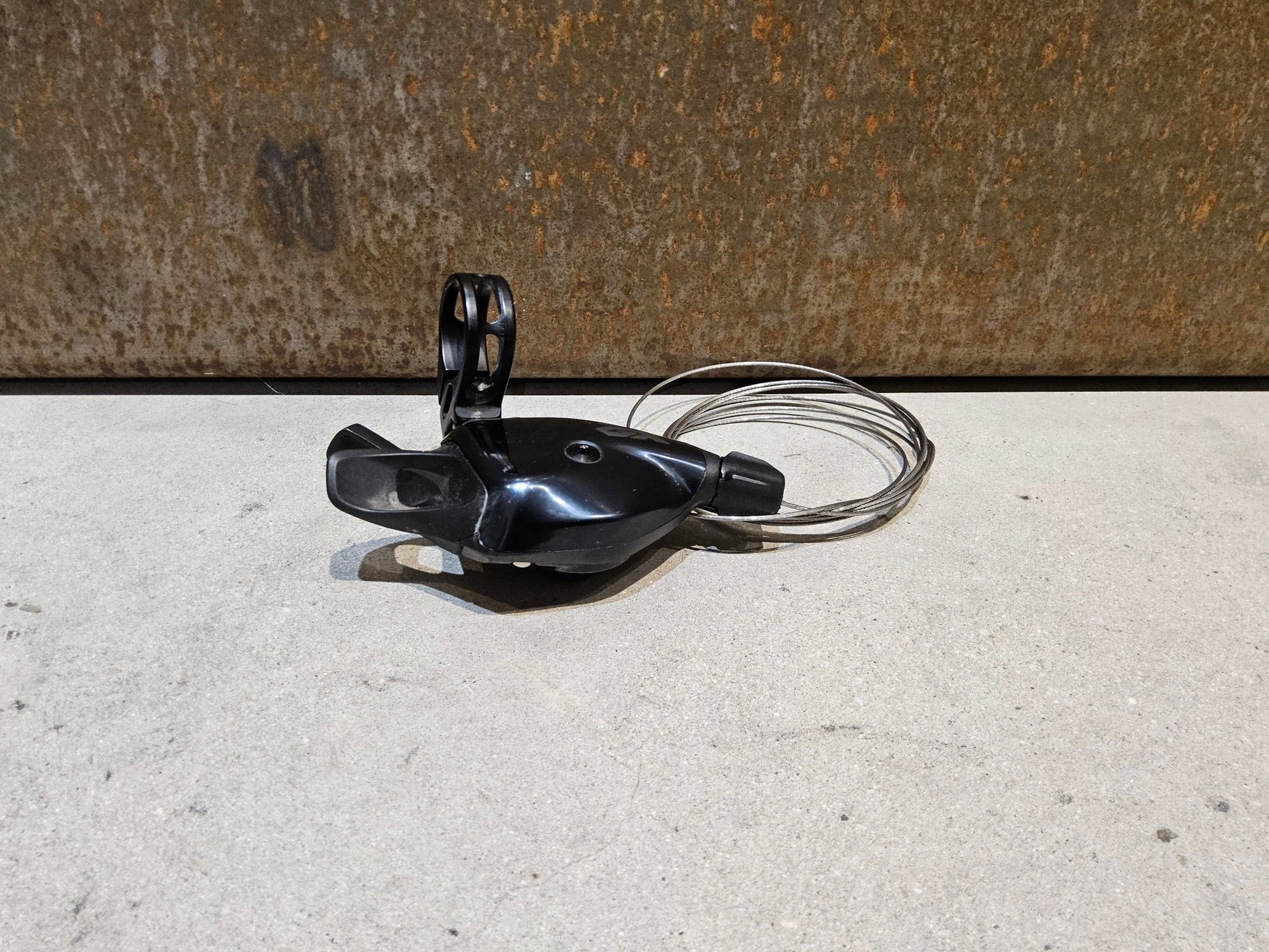 Schaltungsteile von Sram, SRAM GX EAGLE TRIGGER SCHALTHEBEL 12 FACH vor USEDBIKES - OB.DE Hintergrund