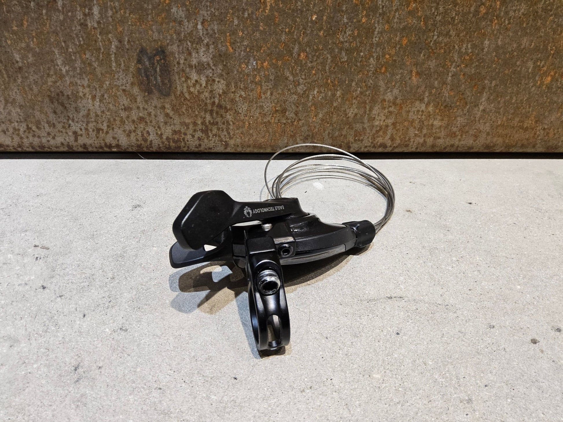 Schaltungsteile von Sram, SRAM GX EAGLE TRIGGER SCHALTHEBEL 12 FACH vor USEDBIKES - OB.DE Hintergrund