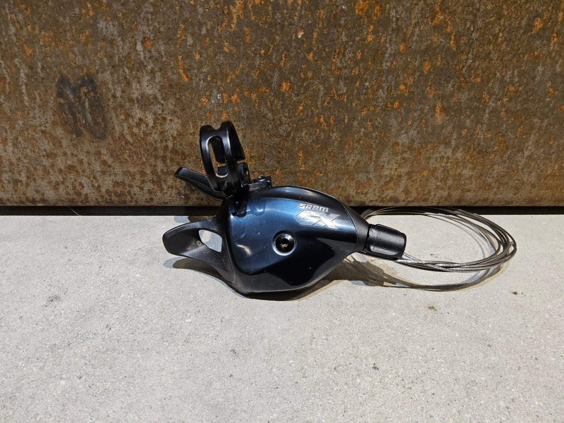 Schaltungsteile von Sram, SRAM GX EAGLE TRIGGER SCHALTHEBEL 12 FACH vor USEDBIKES - OB.DE Hintergrund