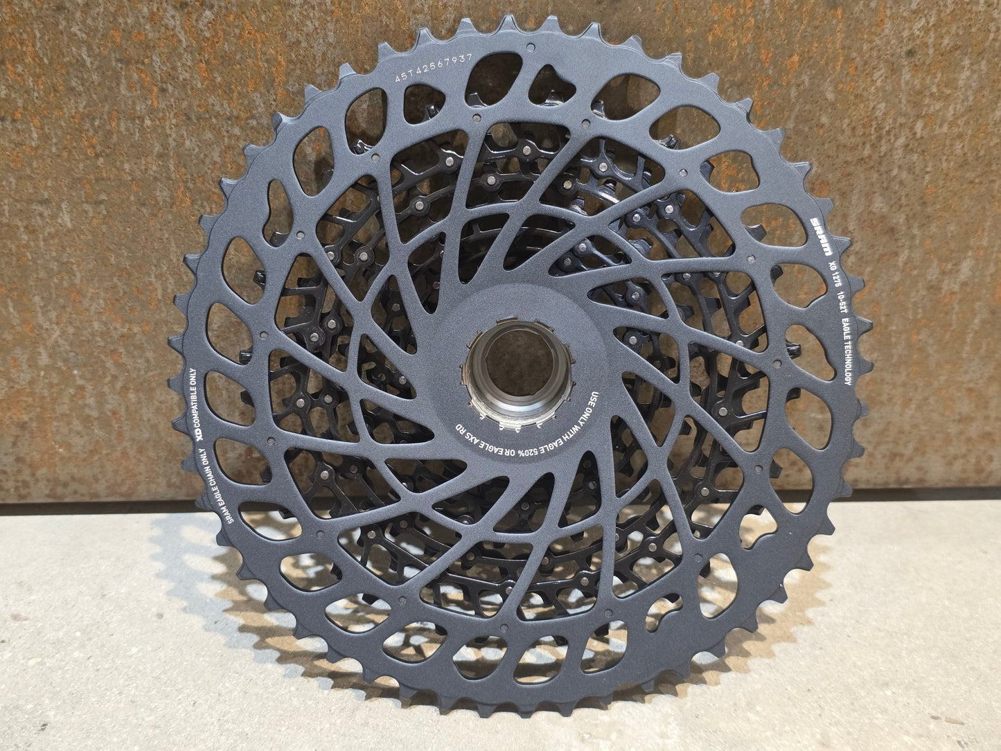 Kassette & Zahnkränze von Sram, SRAM GX EAGLE XG 1275 KASSETTE ZAHNKRANZ 10 - 52 ZÄHNE vor USEDBIKES - OB.DE Hintergrund