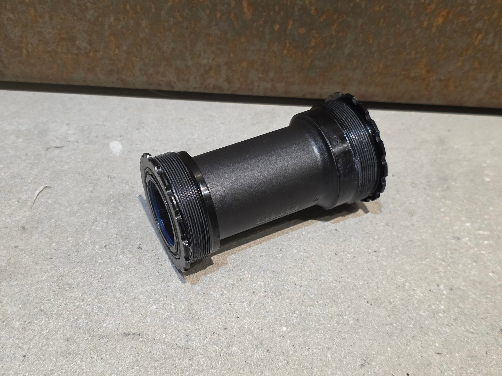 Innenlager von Sram, SRAM INNENLAGER DUB T47 / 85.5MM vor USEDBIKES - OB.DE Hintergrund