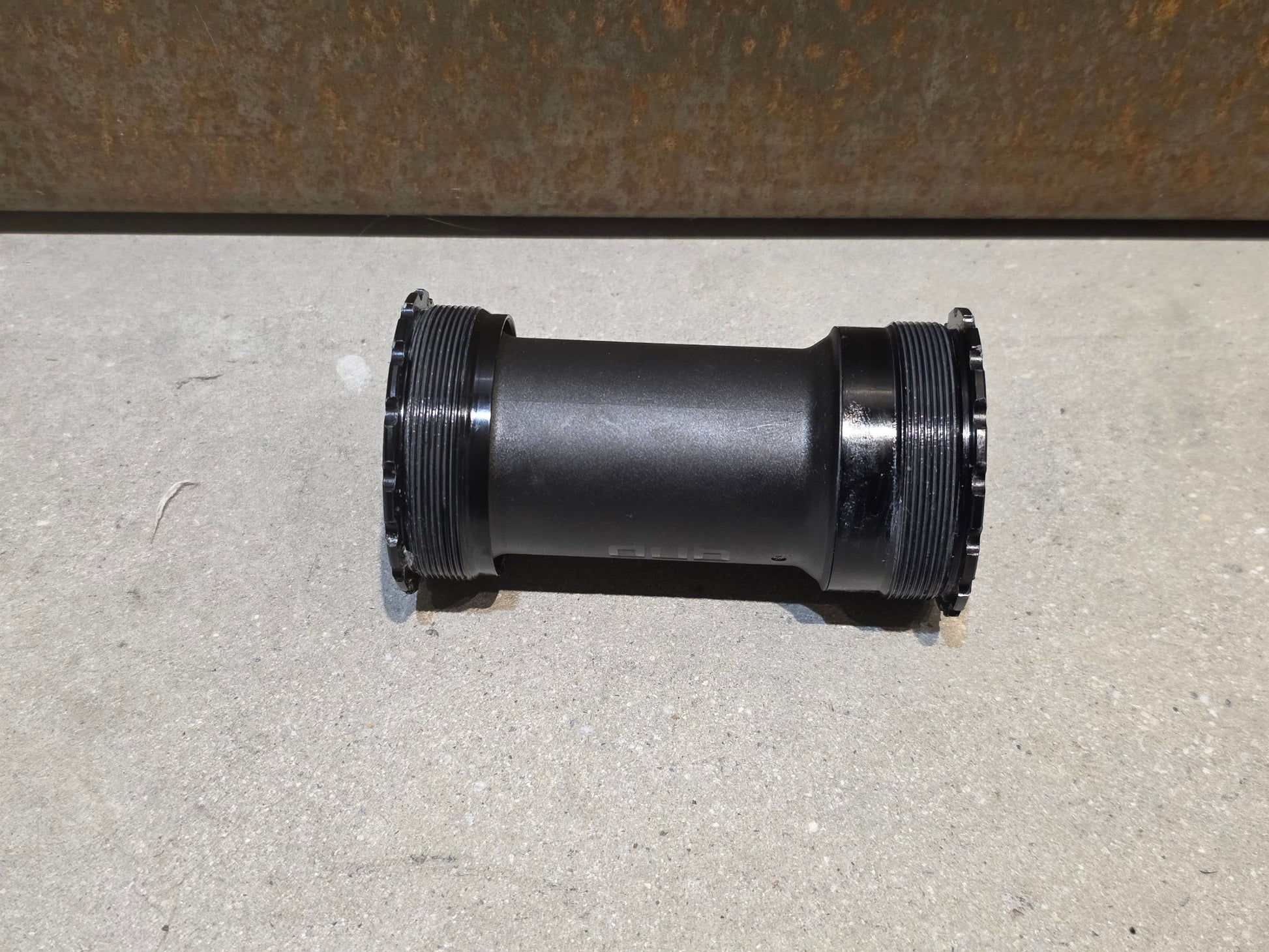 Innenlager von Sram, SRAM INNENLAGER DUB T47 / 85.5MM vor USEDBIKES - OB.DE Hintergrund