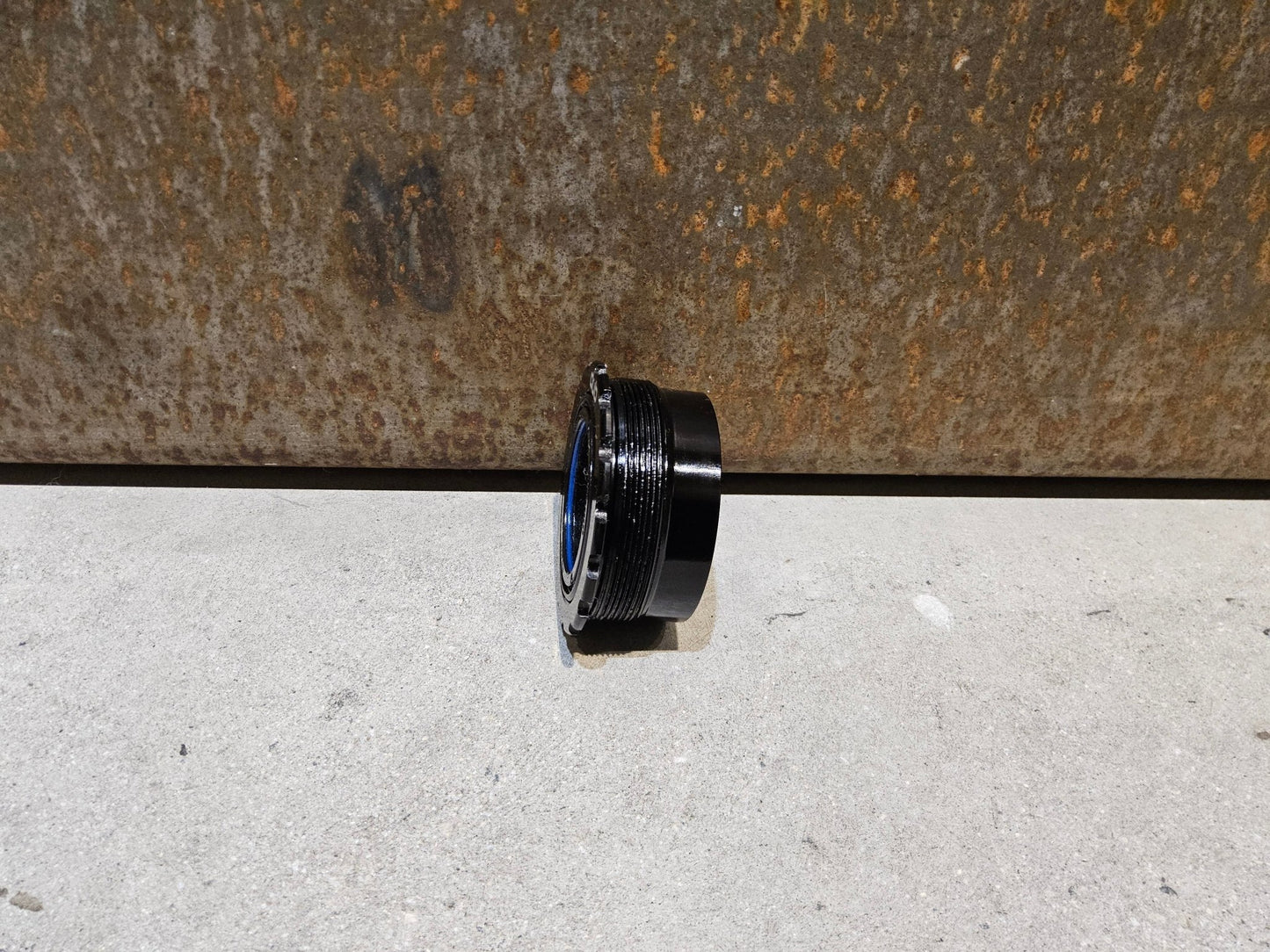 Innenlager von Sram, SRAM INNENLAGER DUB T47 / 85.5MM vor USEDBIKES - OB.DE Hintergrund