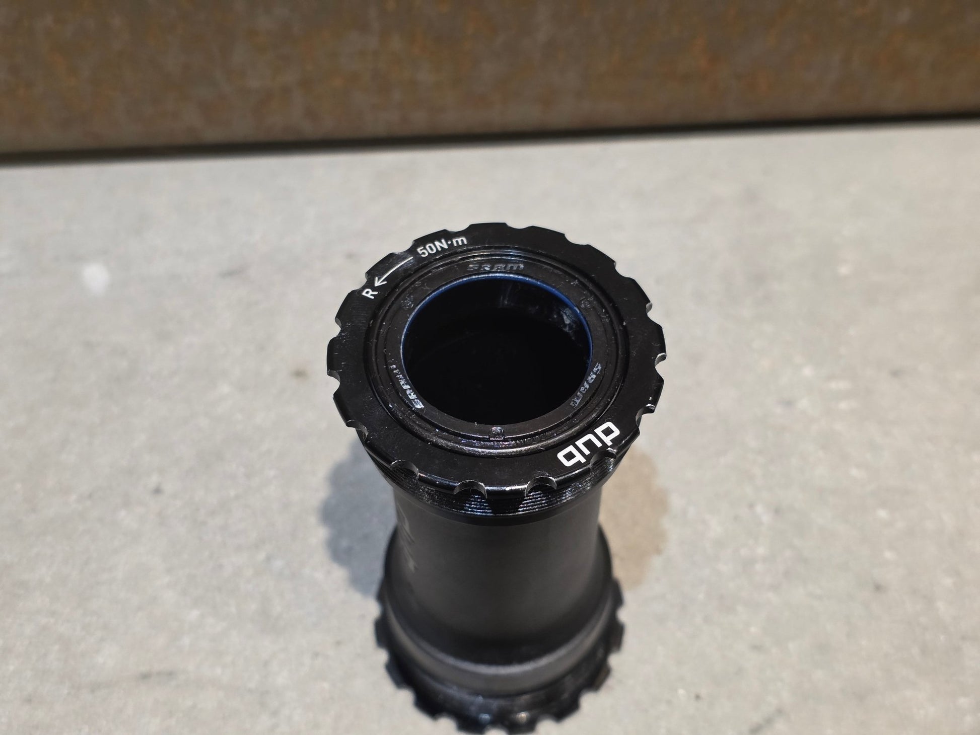Innenlager von Sram, SRAM INNENLAGER DUB T47 / 85.5MM vor USEDBIKES - OB.DE Hintergrund