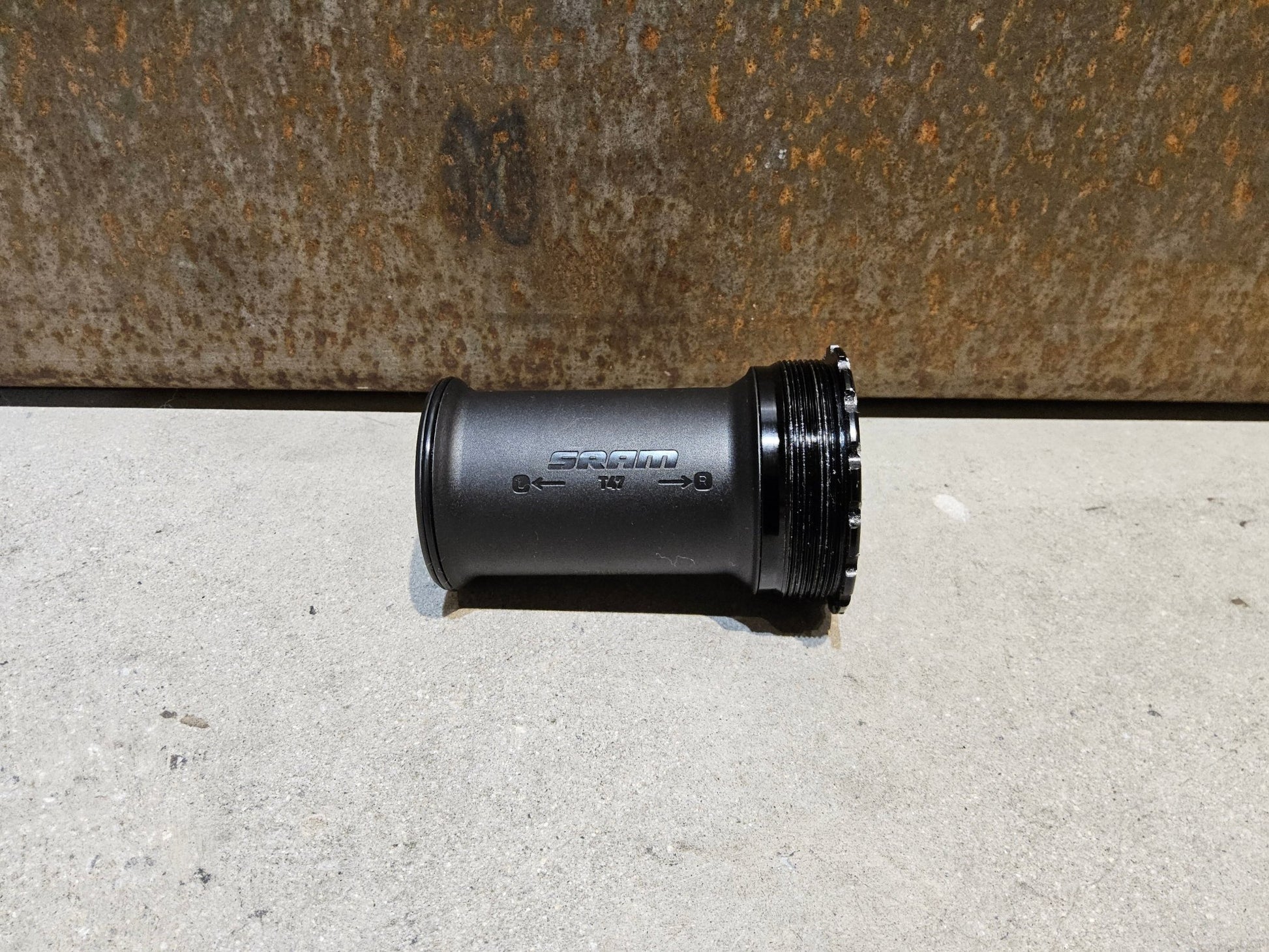 Innenlager von Sram, SRAM INNENLAGER DUB T47 / 85.5MM vor USEDBIKES - OB.DE Hintergrund